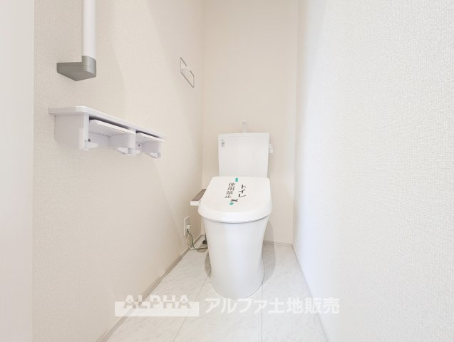 立川市西砂町　全３棟　新築戸建のトイレ|【Warm water flush toilet】
◆温水洗浄便座付きトイレ◆お掃除も楽々。快適に過ごすためには今や欠かせない設備の一つです。壁掛けリモコンで使いやすくいつでも清潔に保てます。