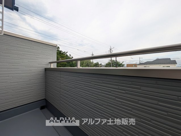 立川市西砂町　全３棟　新築戸建のバルコニー|【Balcony】◆バルコニー◆日当たりの良いバルコニーは、洗濯物がよく乾くだけでなく、外の空気を感じながらひと息つける場所。暮らしに心地よい余白をもたらします。