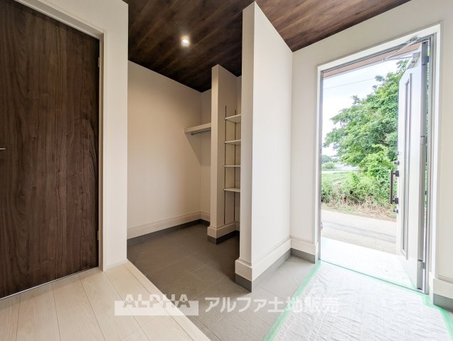 立川市西砂町　全３棟　新築戸建の玄関|【Welcome Space】
◆玄関◆帰宅時にほっとできる、穏やかな空気感の玄関。整った空間が日々の切り替えを自然にサポートし、来客時にも好印象を与えます。