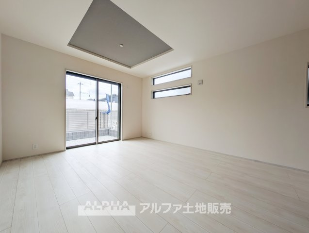 立川市西砂町　全３棟　新築戸建の居間・リビング|【Cherish the time】
◆家族との時間は◆リビングで、食卓で、寝室で、どこにいても楽しめる。居心地の良い空間の中で質のいい安らぎを求めたい。