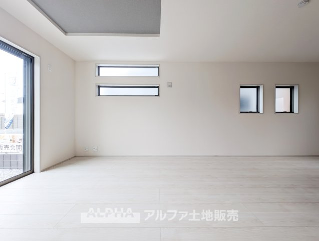 立川市西砂町　全３棟　新築戸建の居間・リビング|【A home found by chance】
◆偶然見つけた物件で◆思わぬ空間を手に入れたい。愛を育み、人と出会い、新たな命に恵まれる。そんな未来を創造してぬくもりのある住空間を君と共有したい。