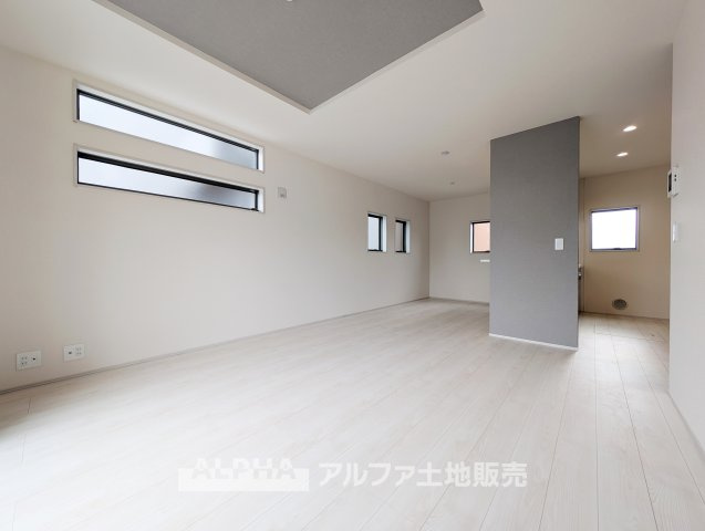 立川市西砂町　全３棟　新築戸建の居間・リビング|【full space】
◆気軽に人を招ける◆ゆったりとした住空間に手のぬくもりを感じれるような温かい住まい。そんな環境で暮らしていくうちに僕たちも変わって行く。