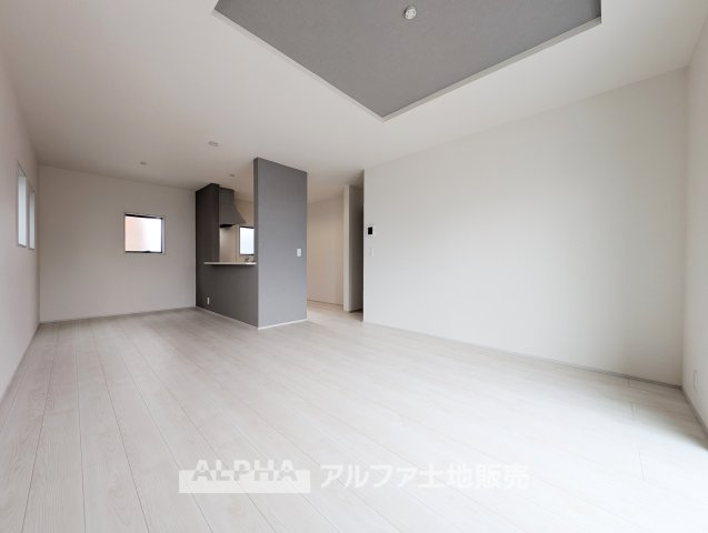 立川市西砂町　全３棟　新築戸建の居間・リビング|【light a living】
◆明るいリビング◆にペイントして君との時間を有意義に過ごしたい。ここでの暮らしは僕たちにとって宝物になる。