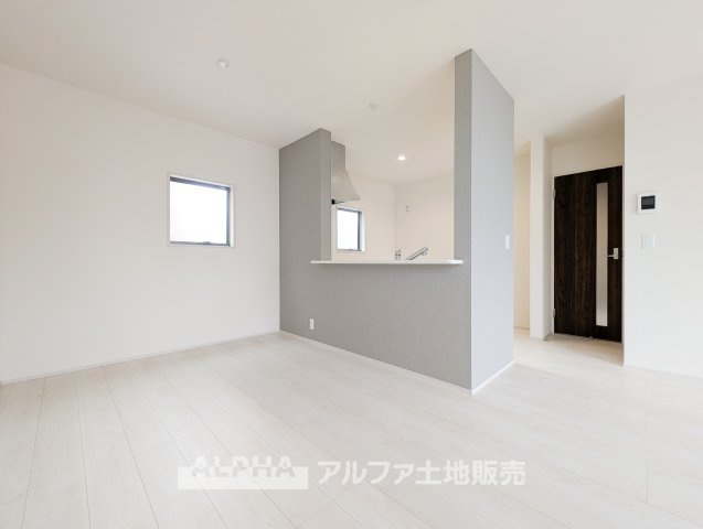 立川市西砂町　全３棟　新築戸建の居間・リビング|【A place that feels right】◆自然と人が集まる◆
広がりを感じる住空間と、手触りのある落ち着いた雰囲気。
ここで重ねる毎日が、暮らし方そのものを静かに変えていく。