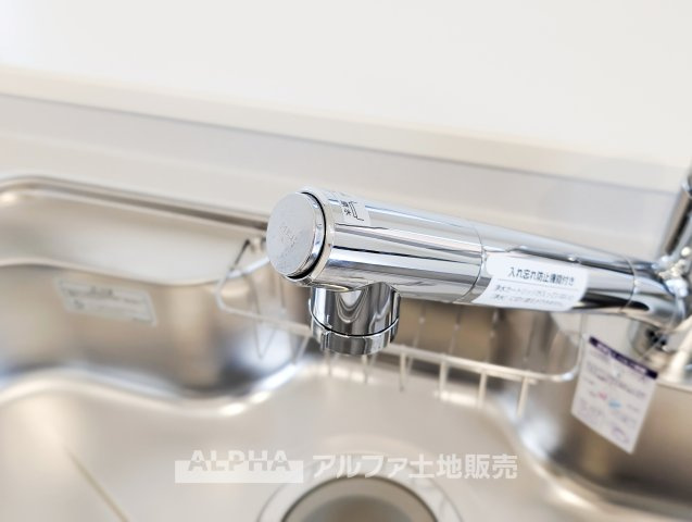 立川市西砂町　全３棟　新築戸建のキッチン|【Water cleaner】
◆浄水器◆蛇口から流れ出すお水はクリーンでいつも楽しめます。また浄水器内臓シャワー混合栓なので場所取らずのスッキリとしたスタイルです。