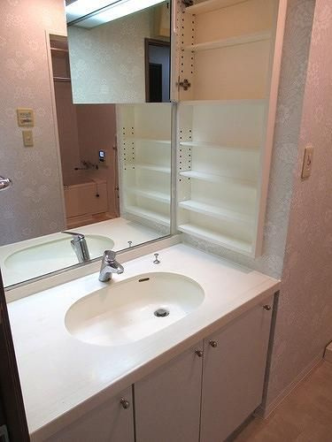 朝日白金台マンションの独立洗面台