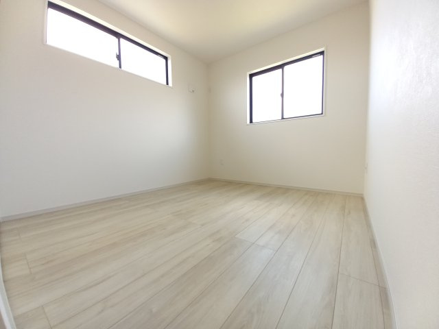 ひたちなか市足崎3期の洋室|陽当たりが良くサッシにはペアーガラスを採用高い断熱性による省エネで快適な暮らしを～！