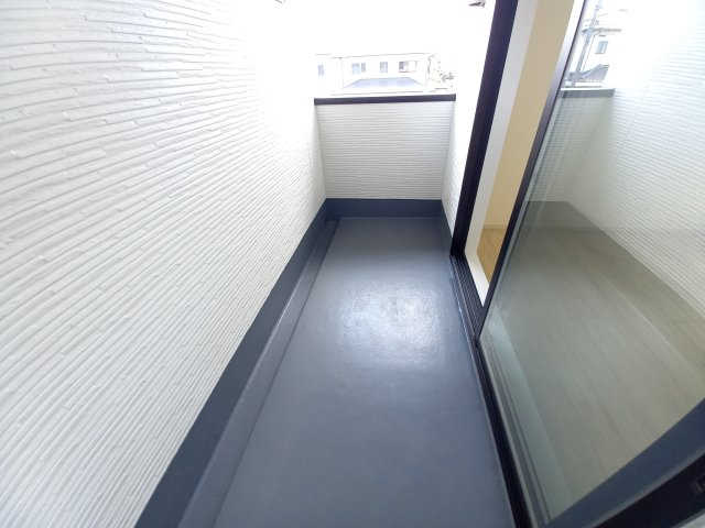 ひたちなか市足崎3期のバルコニー|屋根付きバルコニーは急な天気の変化でも安心です！