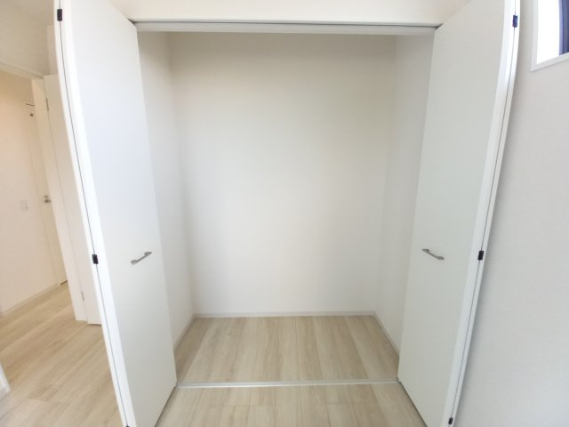 ひたちなか市足崎3期の収納|広々クローゼットがあり、お部屋をすっきりとお使いいただけます。