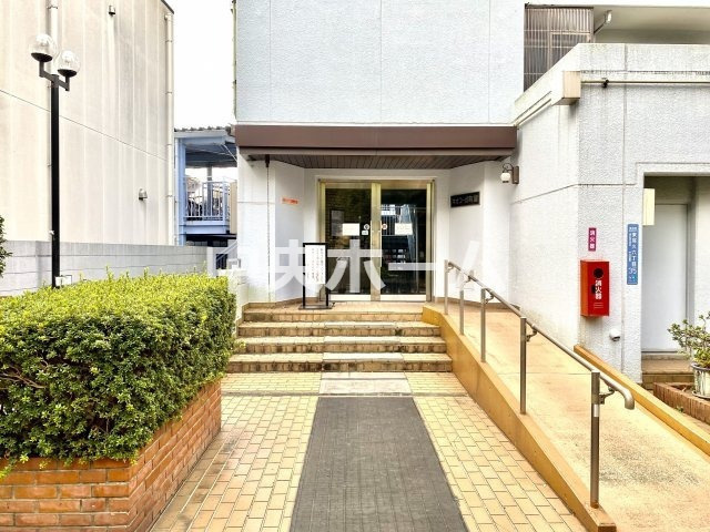 ネオコーポ町屋のエントランス|【エントランス】マンションのエントランスは、その物件の印象を決める、顔とも言える場所です。毎日通る場所ですからきれいなのが一番です。
