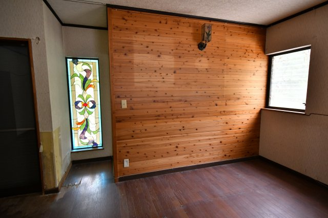 南巨摩郡南部町内船の中古一戸建の内装|奥には洗面所とお風呂があります。