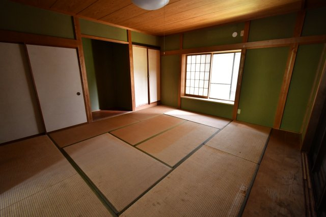 南巨摩郡南部町内船の中古一戸建の和室|1F10帖和室に収納がたくさんあります