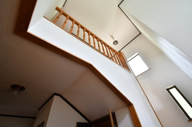 南巨摩郡南部町内船の中古一戸建のその他|階段にも窓があり明るい光が差し込みます