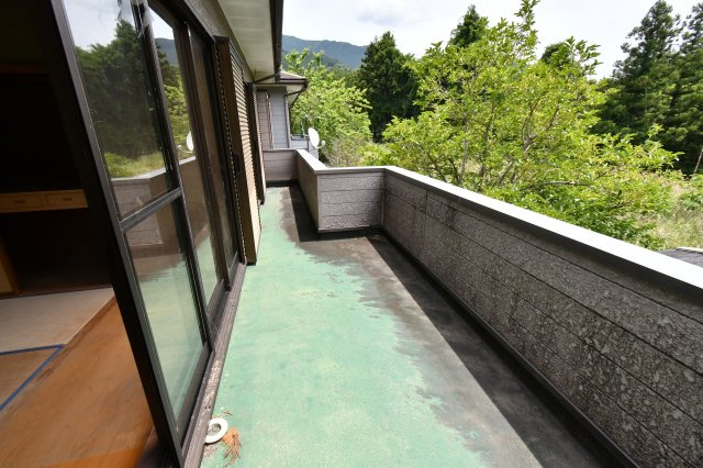 南巨摩郡南部町内船の中古一戸建のバルコニー|隣の部屋にもつながるバルコニーです