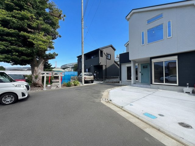 新築戸建　茅ヶ崎市西久保の前面道路含む現地写真