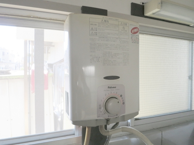 大内荘の内装|瞬間湯沸かし器付。