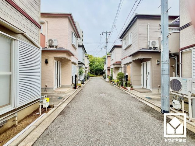 尼崎市東難波町４丁目の前面道路含む現地写真|リフォーム内容①　新調：システムキッチン、キッチンパネル、ユニットバス、洗面台、洗濯パン、トイレ、給湯器、モニターホン、ダウンライト、ポスト、建具一部