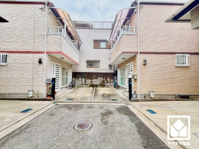 尼崎市東難波町４丁目の前面道路含む現地写真|リフォーム内容②　貼替：クロス全て、フロアタイル、CF、網戸、襖、障子／その他：玄関特殊塗装、間取り変更工事、畳表替、洗い工事一式