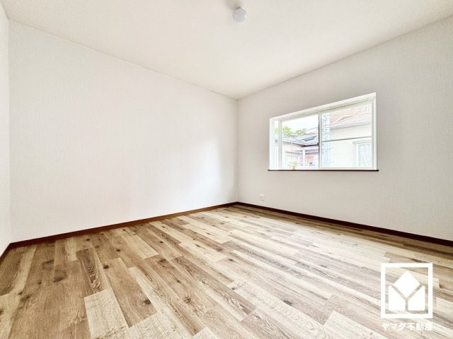 尼崎市東難波町４丁目の洋室|約8帖の2階洋室です。全居室に窓がございます。明るい陽光がたっぷり差し込む心地よい生活空間です。
