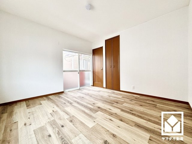 尼崎市東難波町４丁目の洋室|約8帖の2階洋室です。2面採光の窓から明るい光が降り注ぎます。柔らかな光が差し込むお部屋で、快適で落ち着いた生活をお送りいただけます。