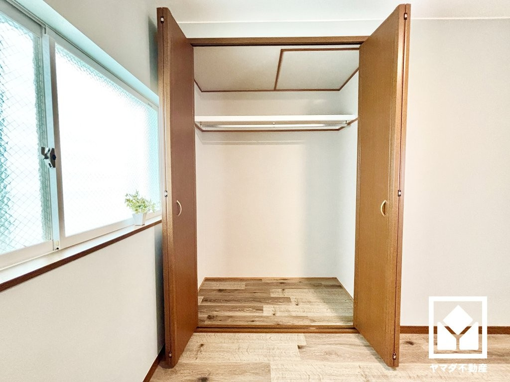 尼崎市東難波町４丁目のバルコニー|約6帖の2階北側洋室のクローゼットです。枕棚も備えており、整理しやすい設計になっています。