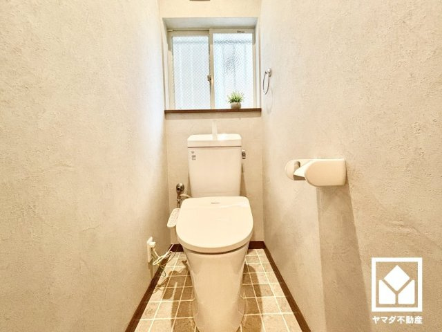 尼崎市東難波町４丁目のトイレ|明るく清潔感溢れるトイレです。1階・2階の2か所に設置されているので、朝の忙しい時間帯も混雑を避けやすい間取りです。温水洗浄便座付きで、季節を問わずいつでも温かい便座をお使いいただけます。