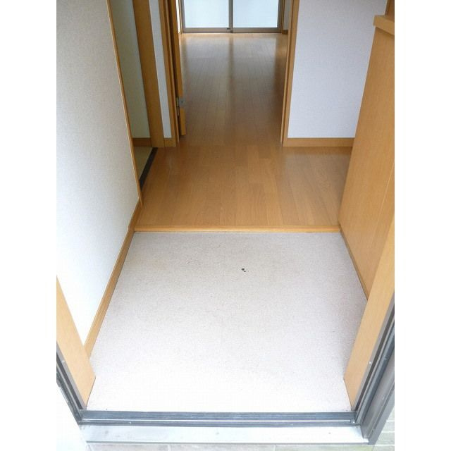 日野市大坂上２丁目のアパートの玄関