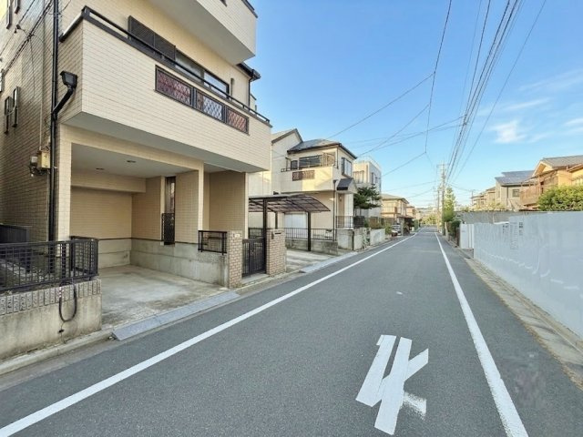 板橋区三園1丁目の外観|前面道路は広々6.0ｍ公道
お車の出し入れも快適です