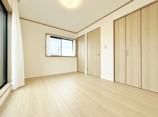 板橋区三園1丁目の洋室|3階5.8帖洋室
全室しっかりとした大きさの収納付きでお部屋はスッキリ♪♪
豊富な収納が魅力的です