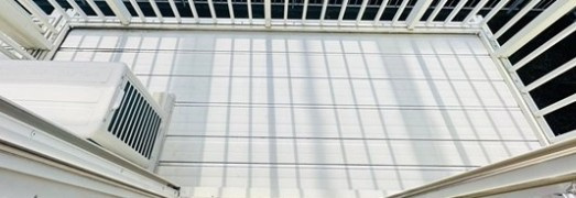 横浜市港南区上永谷１丁目のアパートのバルコニー