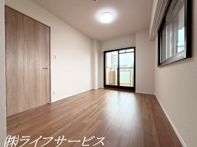 【洋室】 | セントポリア東三国 | 洋室6.1帖／オープンクローゼット＆棚あり！窓２面あり！バルコニーに面しています！