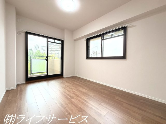 【洋室】 | セントポリア東三国 | 洋室6.1帖／オープンクローゼット＆棚あり！窓２面あり！バルコニーに面しています！