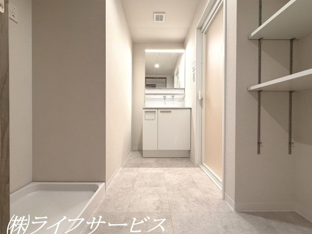 【洗面所】 | セントポリア東三国 | 洗面室／可動棚あり！洗面化粧台、洗濯パン新調！