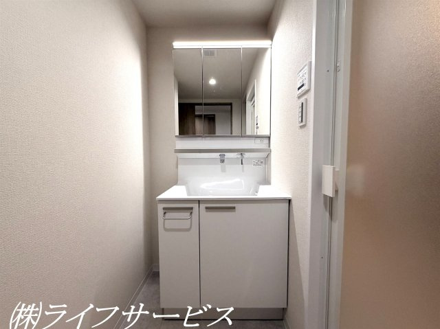 【洗面所】 | セントポリア東三国 | 三面鏡タイプのシャワー付洗面化粧台／小物類をしっかりと収納可能です！