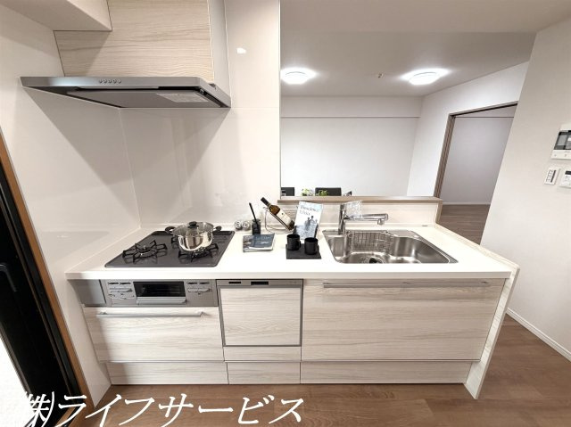 【キッチン】 | セントポリア東三国 | システムキッチン／ビルトイン食洗機、浄水器搭載！勝手口があるのでバルコニーにちょっとゴミを置いたり、換気したりするときに便利です！