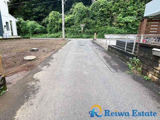 売地　高座郡寒川町岡田8丁目の前面道路含む現地写真