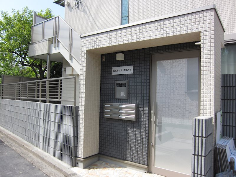 横浜市港北区篠原東３丁目のアパートのエントランス