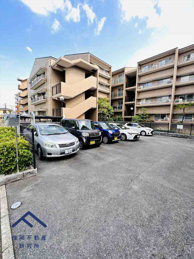 ロワールマンション長丘の駐車場