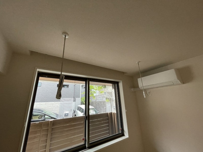 【設備】 | 【新築】アルベラータ | 洋室6.5帖のお部屋にある室内物干しです！雨の日やお出掛け時の室内干しにとても便利☆花粉や梅雨の時期に重宝しますね♪
