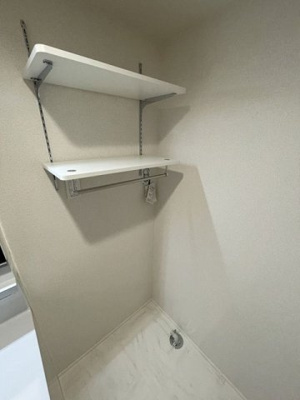 【設備】 | 【新築】アルベラータ | 洗面所にある室内洗濯機置き場です♪室内に置けるので洗濯機が傷みにくい☆上部には便利な収納棚付き♪