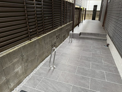 【その他共用部分】 | 【新築】アルベラータ | 屋根付きの駐輪場で雨が降っても大切な自転車が濡れなくてすみますね♪自転車はちょっとした移動手段に便利ですよね！