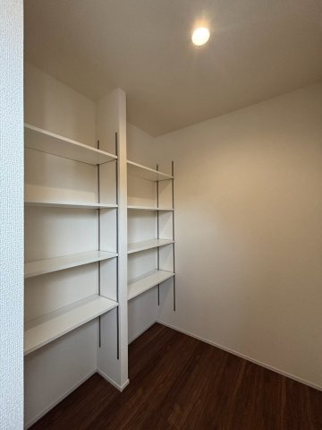 熊谷市上之　第7　新築一戸建て　リーブルガーデン　01の収納|キッチン近くに配置された可動棚付きの機能的なパントリーです！収納する物の高さに合わせて棚の高さを自由に調整できるため、日用品やストック品も無駄なく整理整頓できます。部屋をすっきりと保つことができます♪