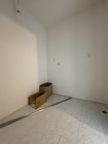 熊谷市上之　第7　新築一戸建て　リーブルガーデン　01の脱衣所|明るく衛生的な脱衣スペースです！洗濯機を置いてもゆとりのある広さが確保されており、毎日の洗濯作業や着替えも快適に行えます。掃除がしやすい床材を採用しているため、お手入れも手間がかかりません♪