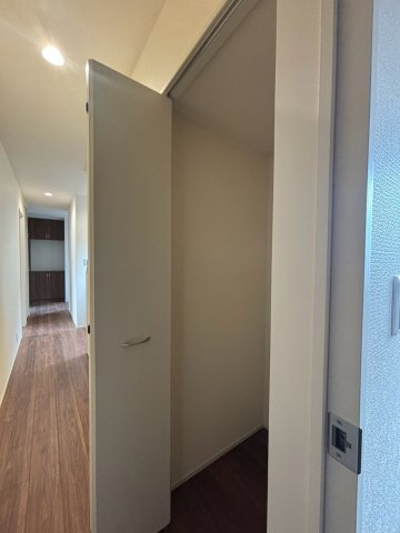 熊谷市上之　第7　新築一戸建て　リーブルガーデン　01の収納|扉付きで中身をすっきり隠せる収納スペースです！掃除用具や予備の日用品など、生活感が出やすいアイテムを綺麗に収めることができます。限られた空間を有効活用した便利な設計で、住まいを綺麗に維持できます♪