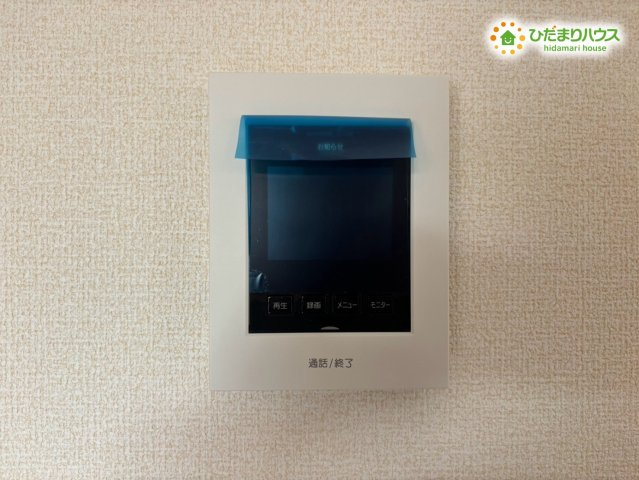 熊谷市上之　第7　新築一戸建て　リーブルガーデン　01の防犯設備|モニター付きのインターホンを設置しています！訪問者の顔を室内のモニターでしっかり確認してから対応できるため、防犯面でも大きな安心感を得られます。お子様のお留守番時にも役立つ便利な設備です♪
