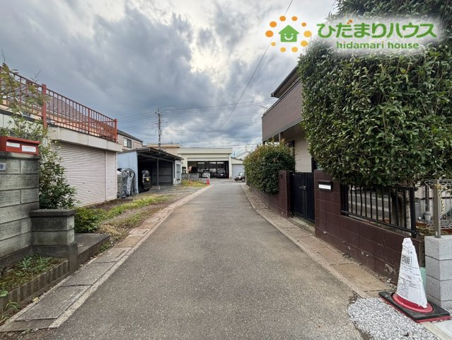 熊谷市上之　第7　新築一戸建て　リーブルガーデン　01の前面道路含む現地写真|車通りが少なく落ち着いた雰囲気が漂う前面道路です！見通しが良く道幅にもゆとりがあるため、毎日の車の出し入れや歩行もスムーズに行えます。お子様の通学やご家族のお散歩にも安心感のある環境ですね♪