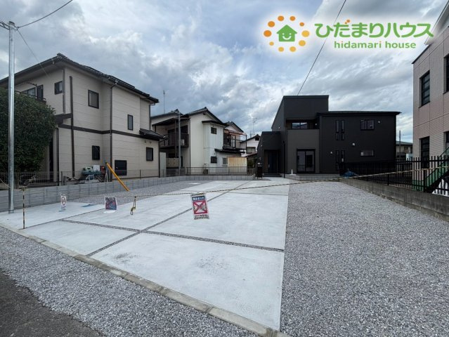 熊谷市上之　第7　新築一戸建て　リーブルガーデン　01の駐車場|広々とした敷地内駐車スペースを完備しています！複数台の駐車に対応可能なため、自家用車に加えて来客用のスペースも確保できます。荷物の積み下ろしもスムーズに行えて日常生活の利便性が高まります♪