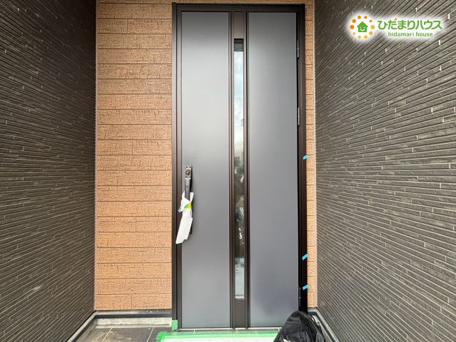 熊谷市上之　第7　新築一戸建て　リーブルガーデン　01の玄関|落ち着いた色合いの上質な玄関ドアを採用しています！防犯性や断熱性にも優れており、毎日のお出かけや帰宅を気持ちよく迎えられます。玄関周りがすっきりと見えるシンプルで洗練された佇まいが魅力的です♪