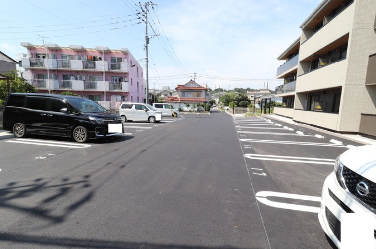 グランリュクス上野丘東の駐車場
