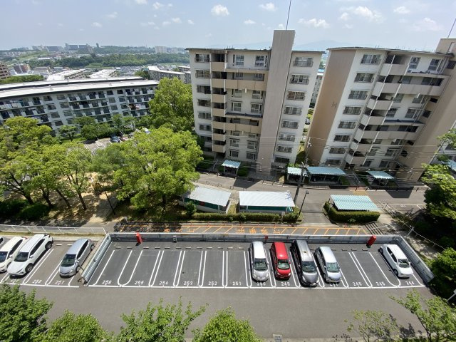 泉北原山台一丁5-2号棟の駐車場